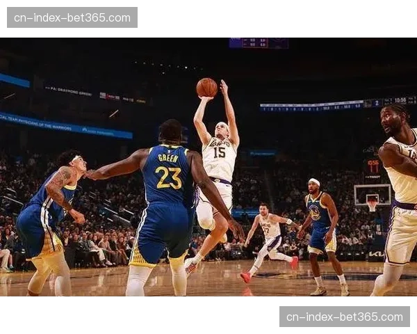 勇士三分命中率大幅下滑,空间拥堵影响传切体系运转